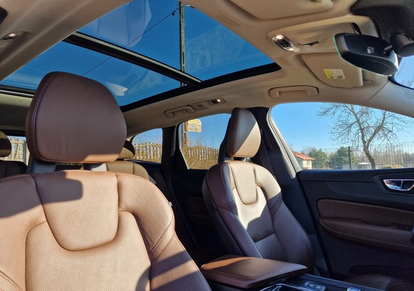 Volvo XC 60 cena 138900 przebieg: 125712, rok produkcji 2018 z Pionki małe 436